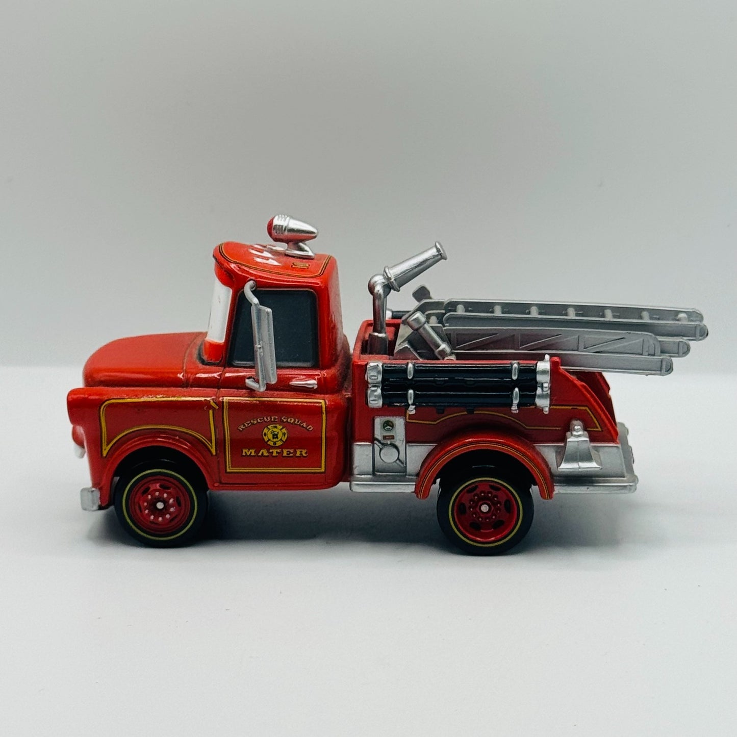 Disney Pixar Cars - FIRETRUCK RESCUE SQUAD MATER Disney Store - 1:43 Diecast