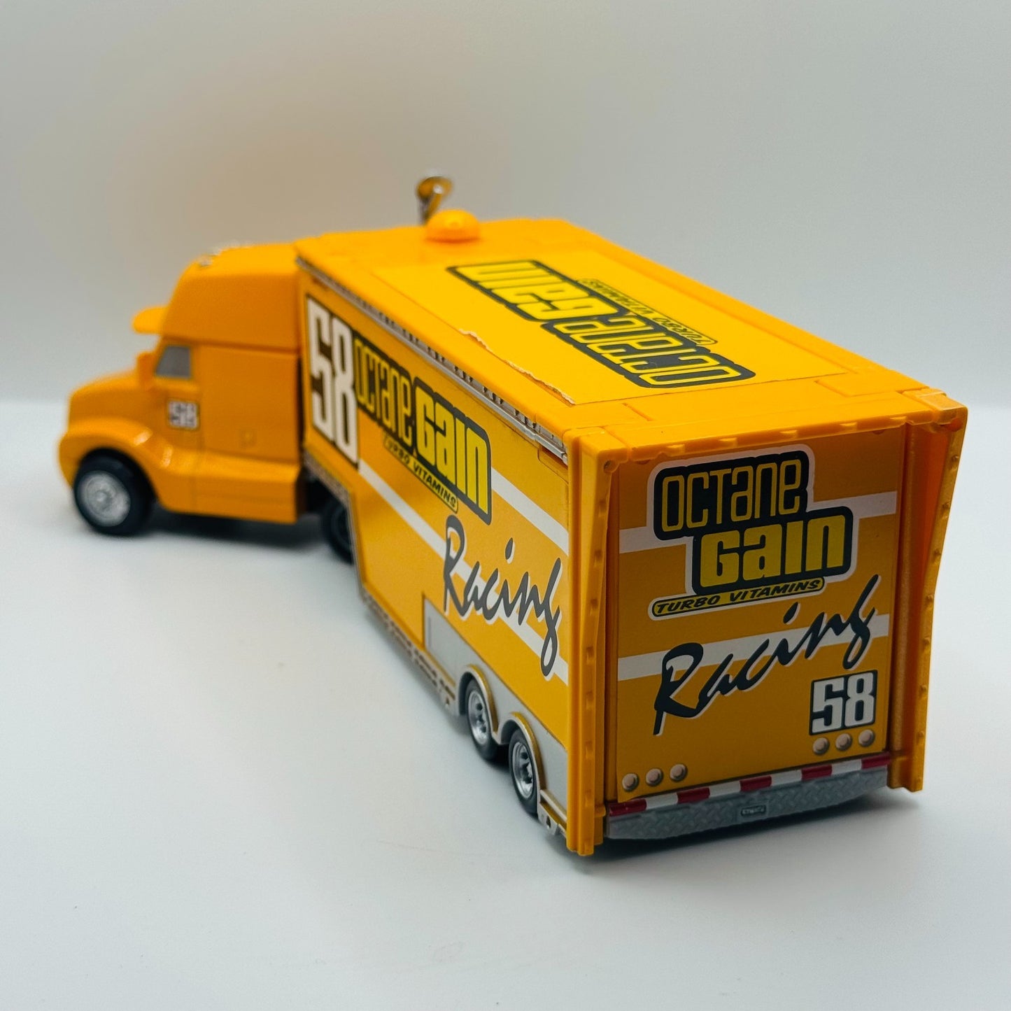Disney Pixar Cars - OCTANE GAIN HAULER 2009 - 1:55 Diecast
