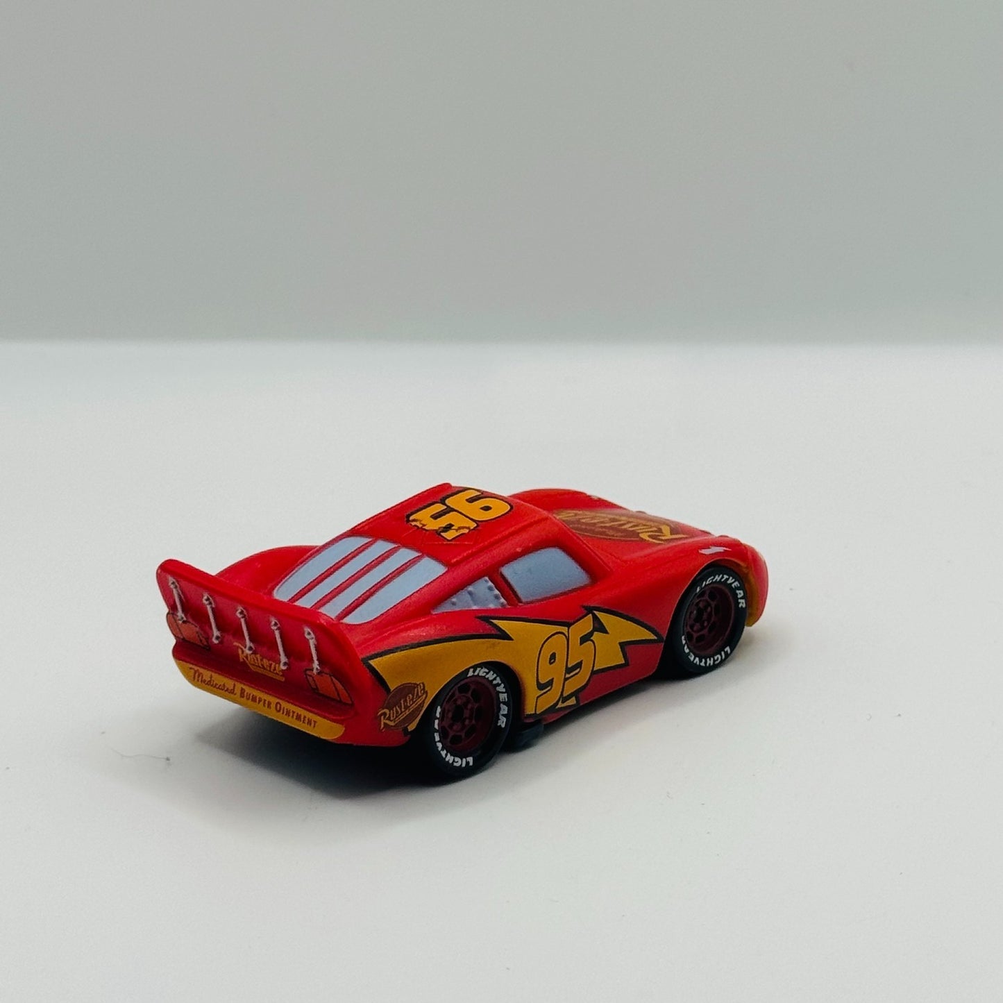 Disney Pixar Cars - COLOR CHANGERS CARS 1 MCQUEEN RED/ YELLOW 2010 - 1:55 Scale