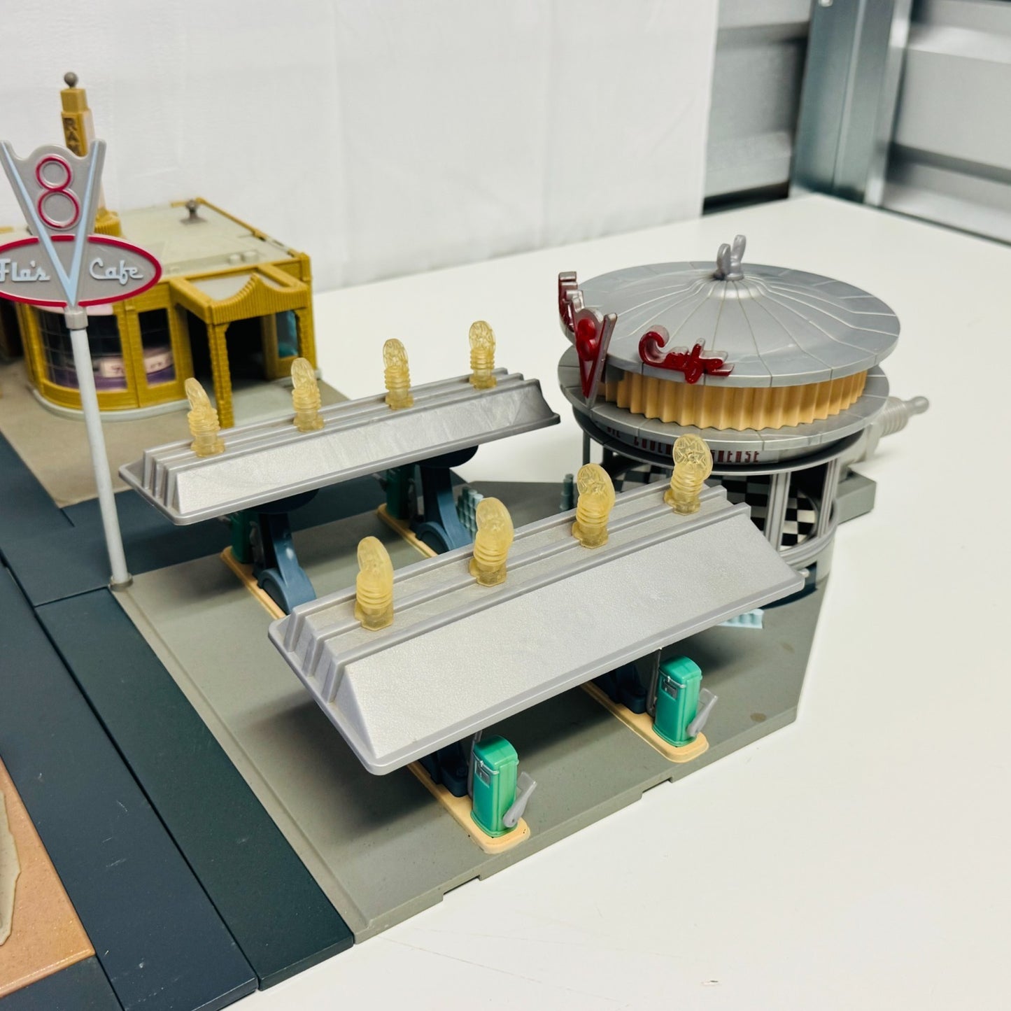 Disney Pixar Cars RADIATOR SPRINGS PLAYSET FLO'S CAFE CASA BODY ART CURIO LIGHTS