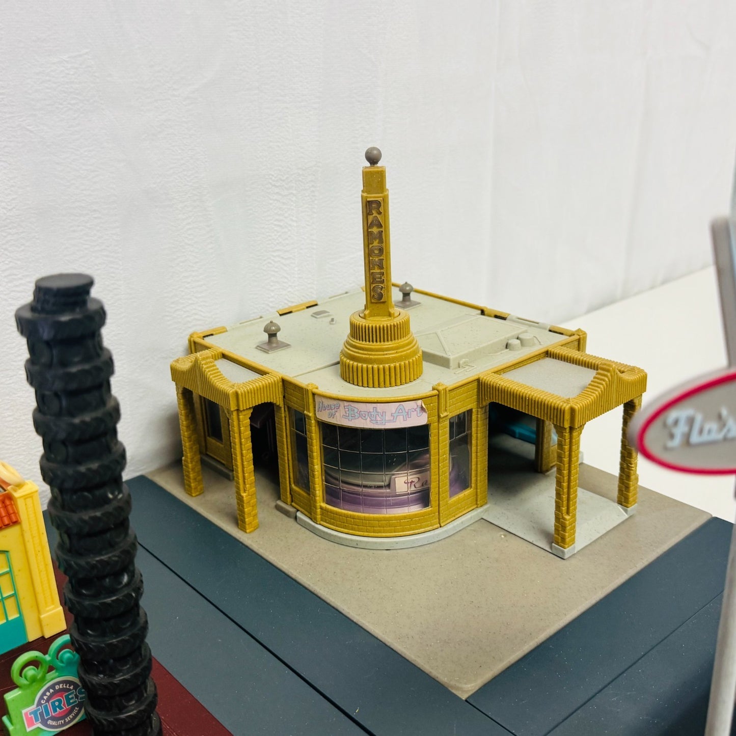 Disney Pixar Cars RADIATOR SPRINGS PLAYSET FLO'S CAFE CASA BODY ART CURIO LIGHTS