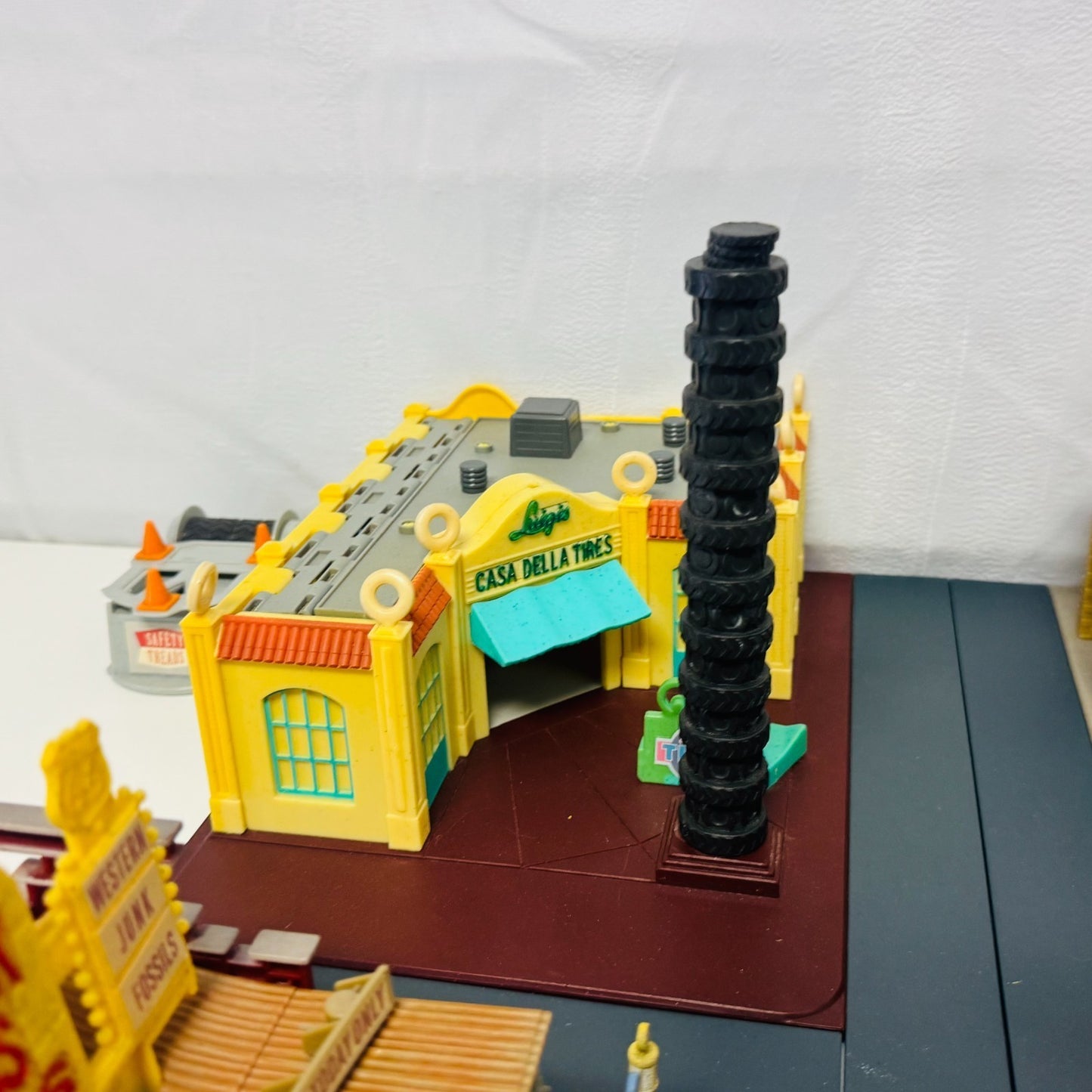 Disney Pixar Cars RADIATOR SPRINGS PLAYSET FLO'S CAFE CASA BODY ART CURIO LIGHTS