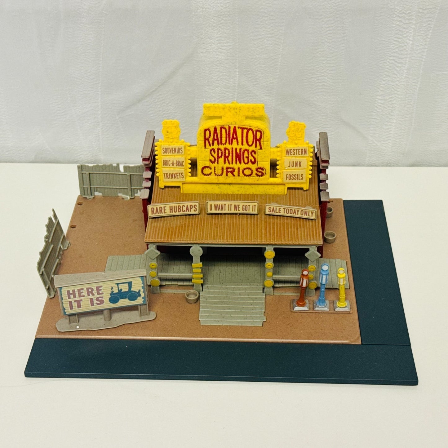 Disney Pixar Cars RADIATOR SPRINGS TOWNS FLO'S CAFE CASA BODY ART CURIO LIGHT UP