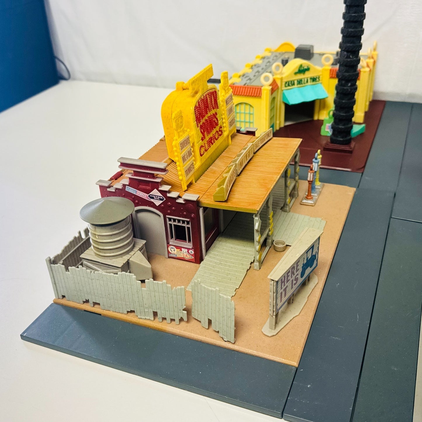 Disney Pixar Cars RADIATOR SPRINGS PLAYSET FLO'S CAFE CASA BODY ART CURIO LIGHTS