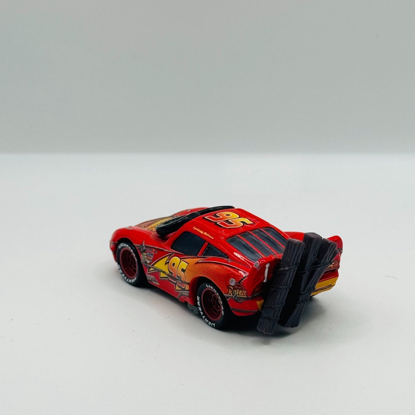 Disney Pixar Cars - SPIN OUT LIGHTNING MCQUEEN TIRES ON EYES - 1:55 Diecast