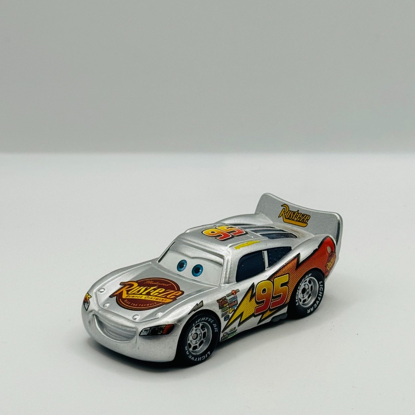 Disney Pixar Cars - SILVER LIGHTNING MCQUEEN WITH METALLIC FINISH - 1:55 Diecast