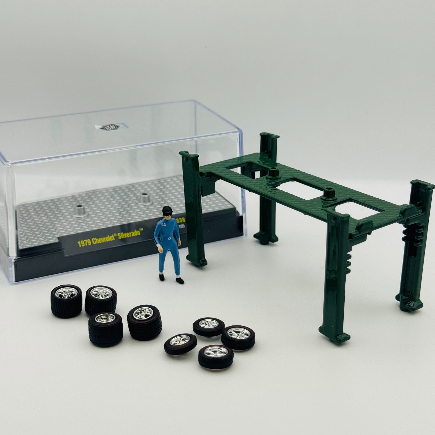 M2 Machines - LOT OF WHEELS, LIFT, FIGURE, CASE, ACCESSORIES 2025 - 1:64 Diecast