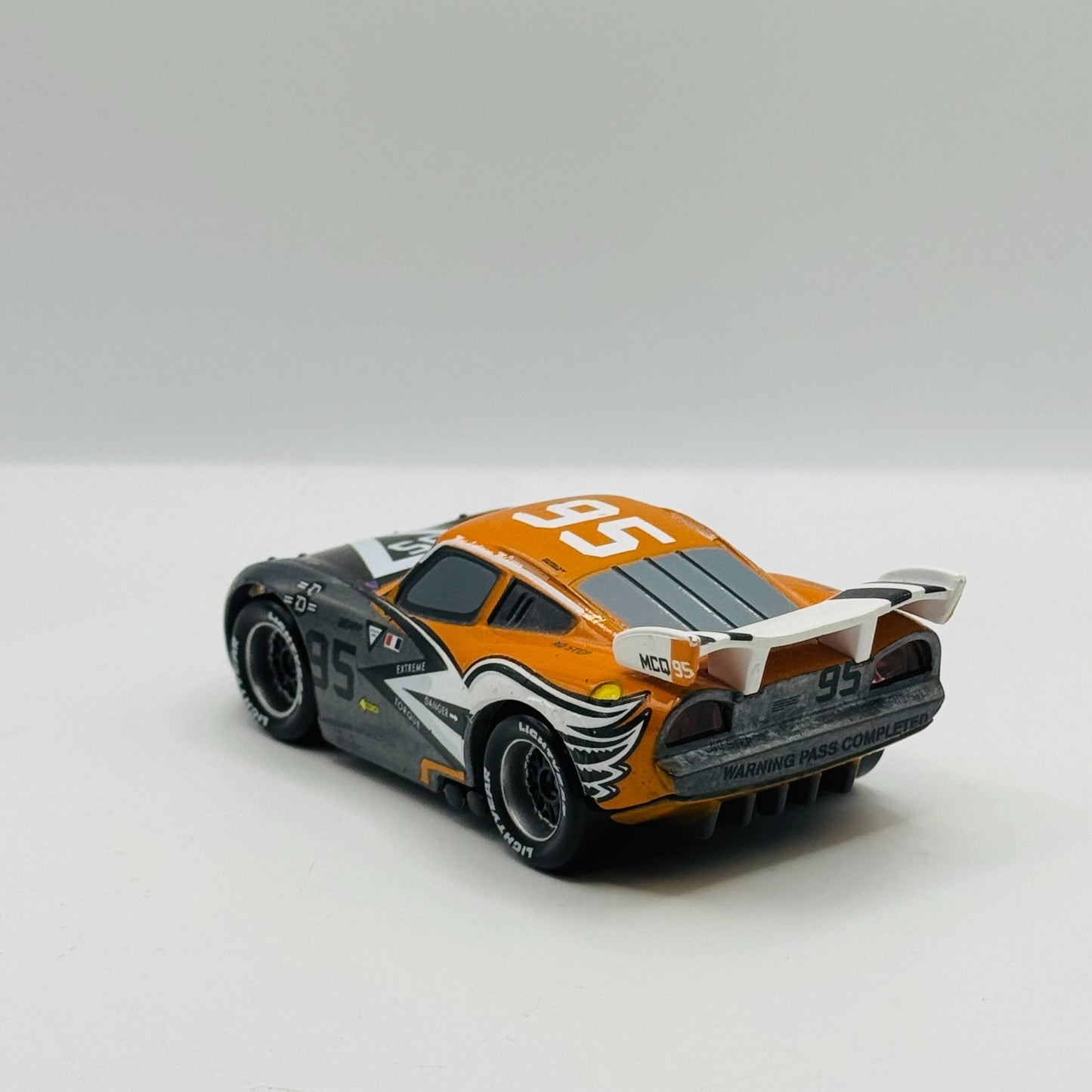 Disney Pixar Cars - ARTIST SERIES MCQUEEN JAY SHUSTER Disney Store -1:43 Diecast