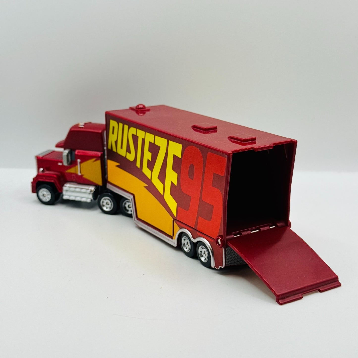 Disney Pixar Cars - Tomica RRC MACK RUST-EZE RACING CENTER - 1:64 Diecast