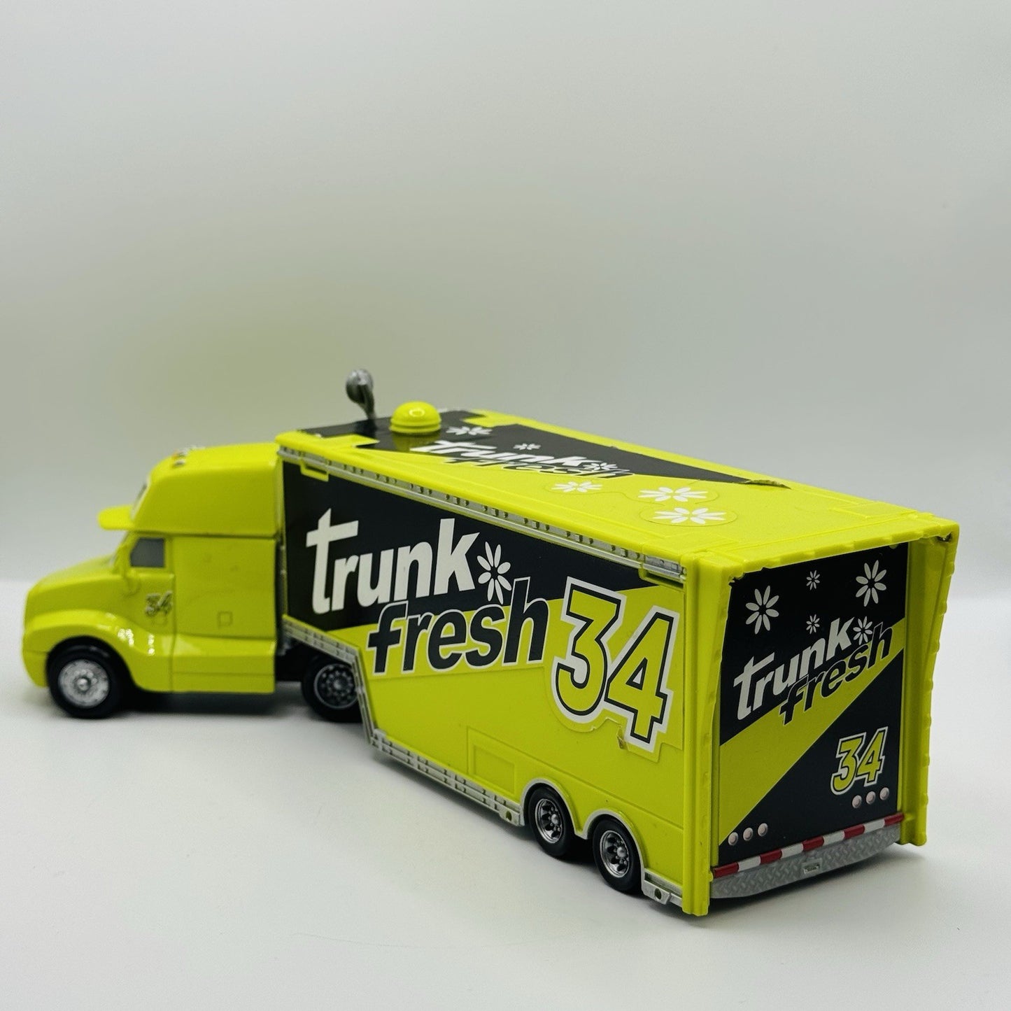 Disney Pixar Cars - TRUNK FRESH HAULER 2009 - 1:55 Diecast