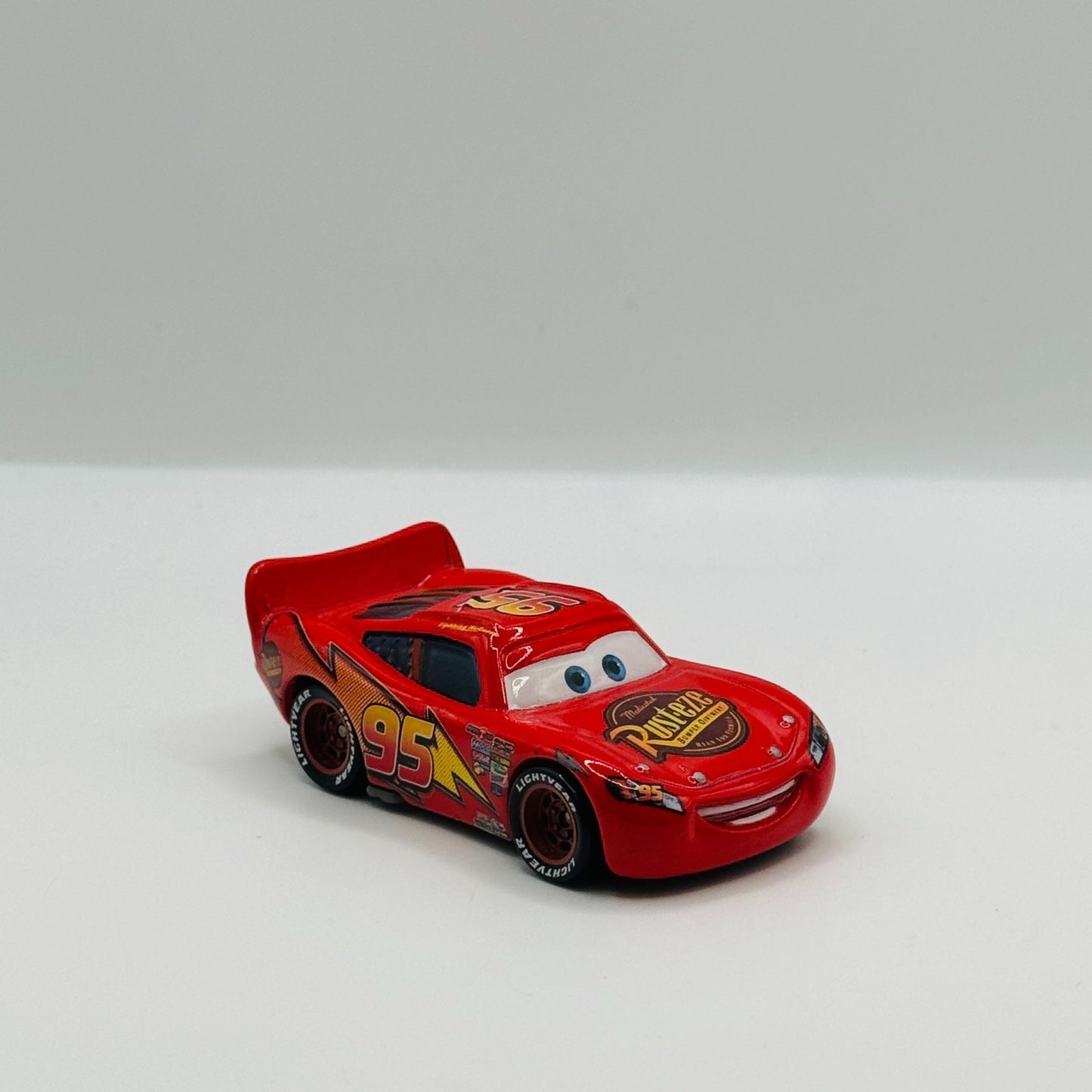 Disney Pixar Cars - RUSTEZE CARS 1 LIGHTNING MCQUEEN 2007 - 1:55 Diecast