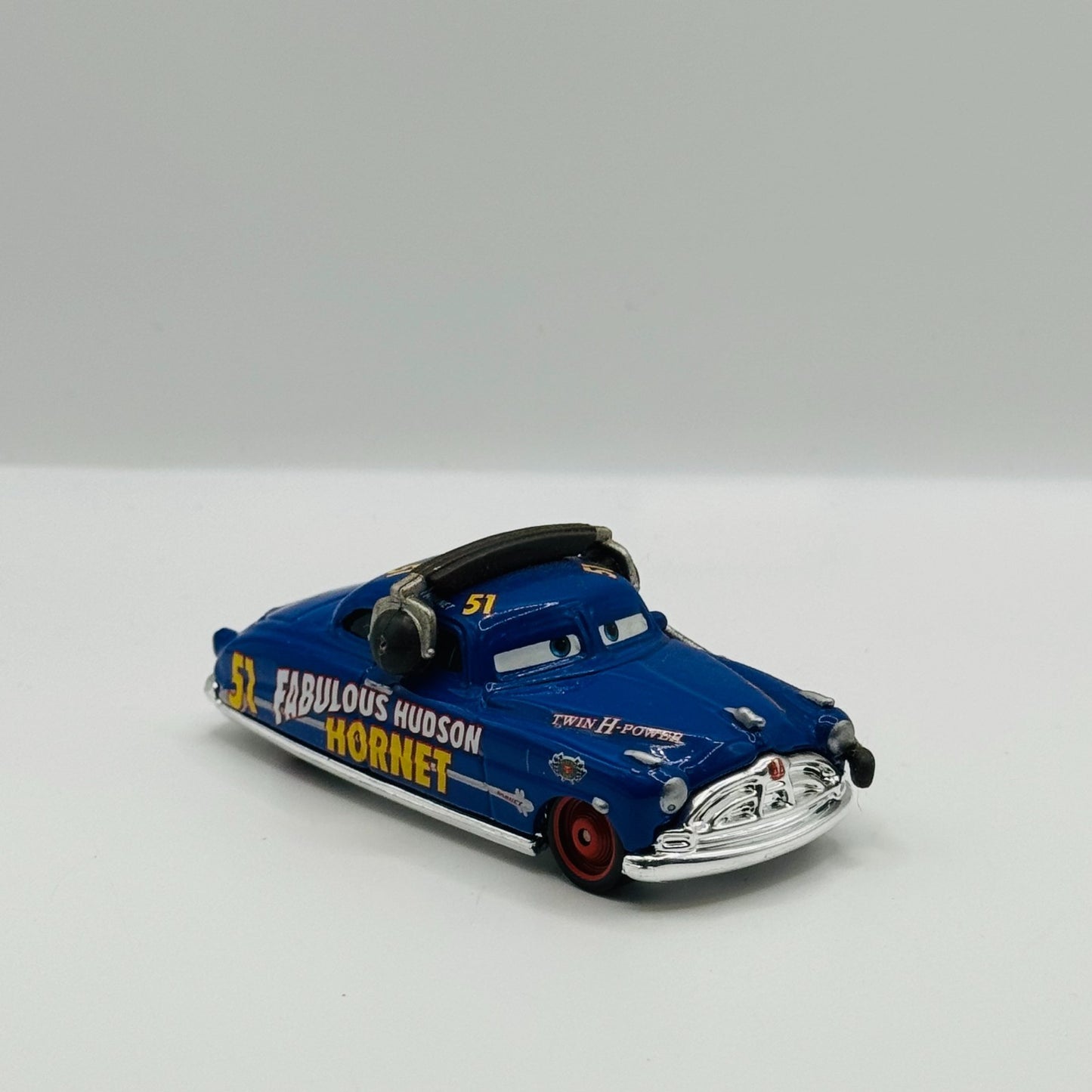 Disney Pixar Cars - PIT CREW FABULOUS HUDSON HORNET WITH HEADSET - 1:55 Diecast