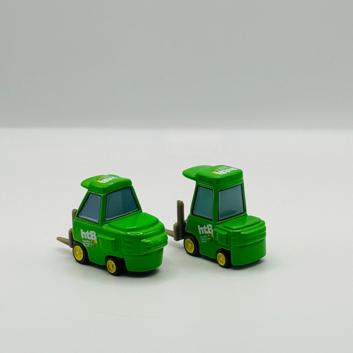 Disney Pixar Cars - CHICK HICKS TEAM HTB CREW CHIEF PITTYS BRUISER- 1:55 Diecast