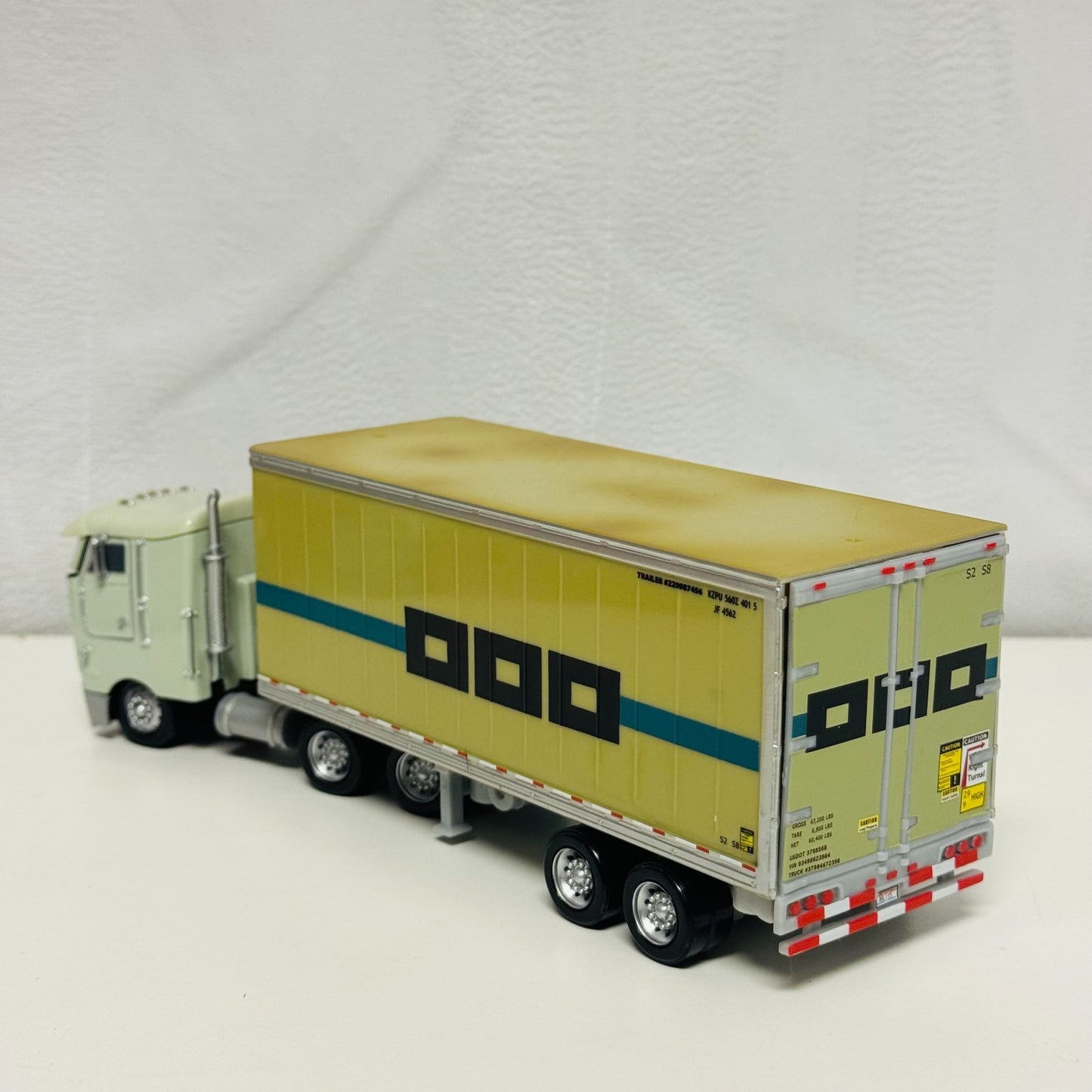 Disney Pixar Cars - BEN CRANKLESHAFT HAULER 2010 - 1:55 Diecast