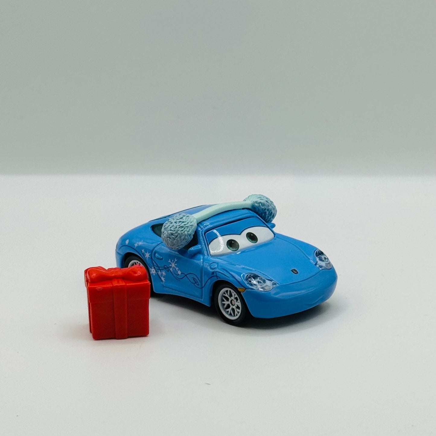 Disney Pixar Cars - WINTERTIME SNOW DAY SALLY & PRESENT Christmas - 1:55 Diecast