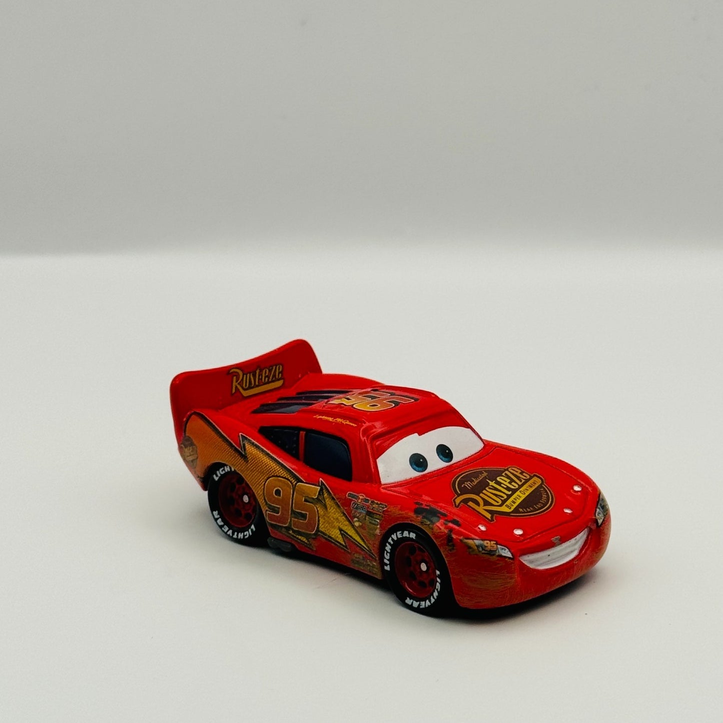 Disney Pixar Cars - ROAD REPAIR LIGHTNING MCQUEEN TAR STAIN 2015 - 1:55 Diecast