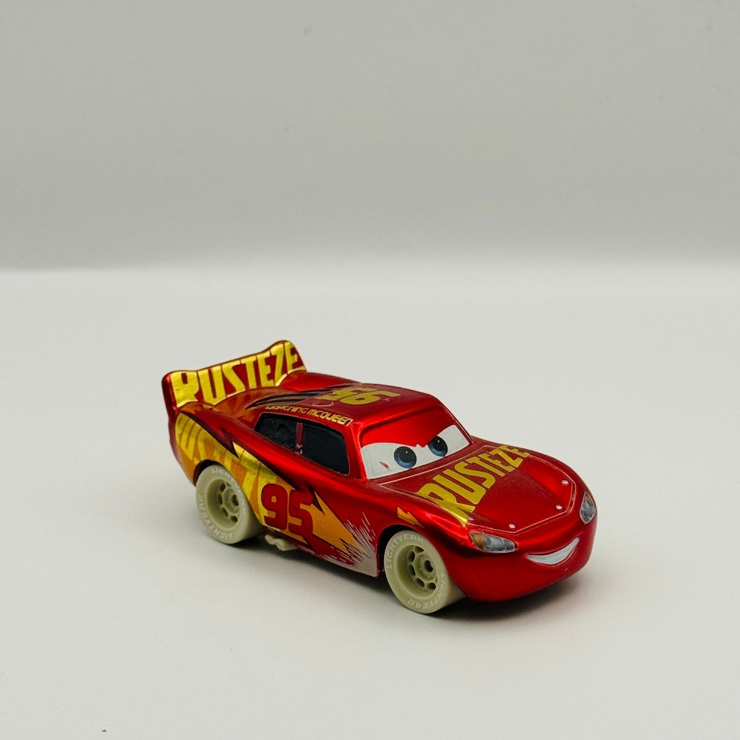 Disney Pixar Cars - SANDY RACING CENTER MCQUEEN FIREBALL BEACH - 1:55 Diecast
