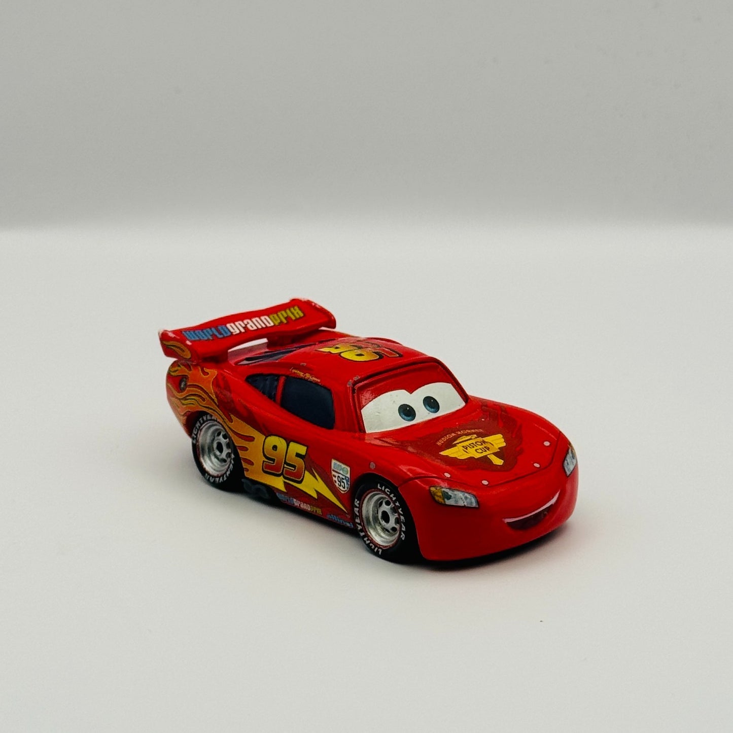 Disney Pixar Cars - CARS 2 LIGHTNING MCQUEEN WITH TRAVEL WHEELS - 1:55 Diecast