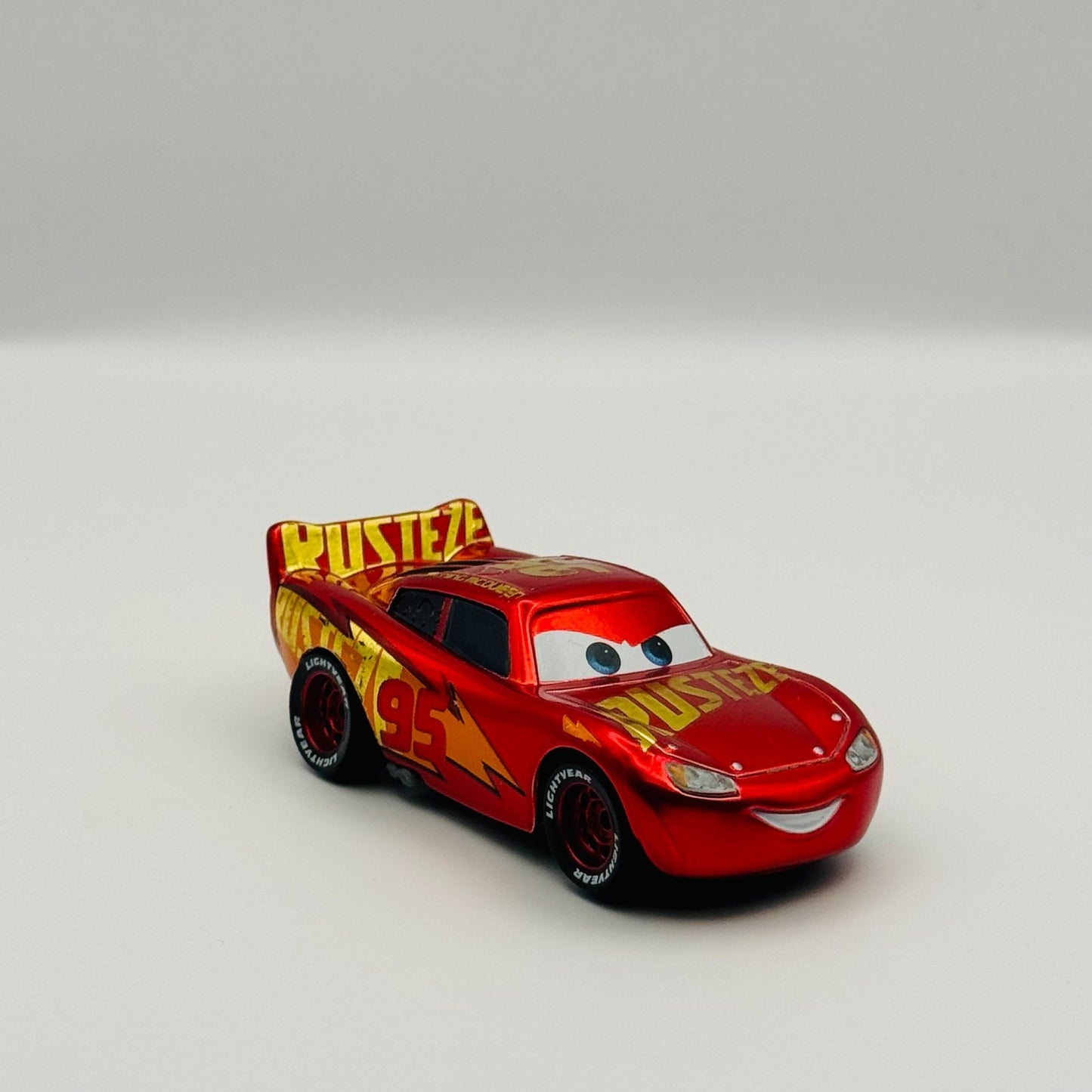 Disney Pixar Cars - RUST-EZE RACING CENTER LIGHTNING MCQUEEN 2018 - 1:55 Diecast