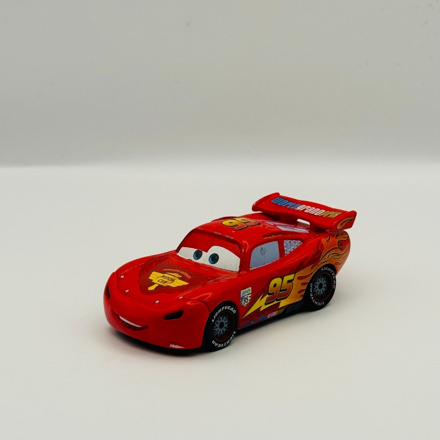 Disney Pixar Cars - LIGHTS & SOUNDS LIGHTNING MCQUEEN 2011 - 1:55 Diecast