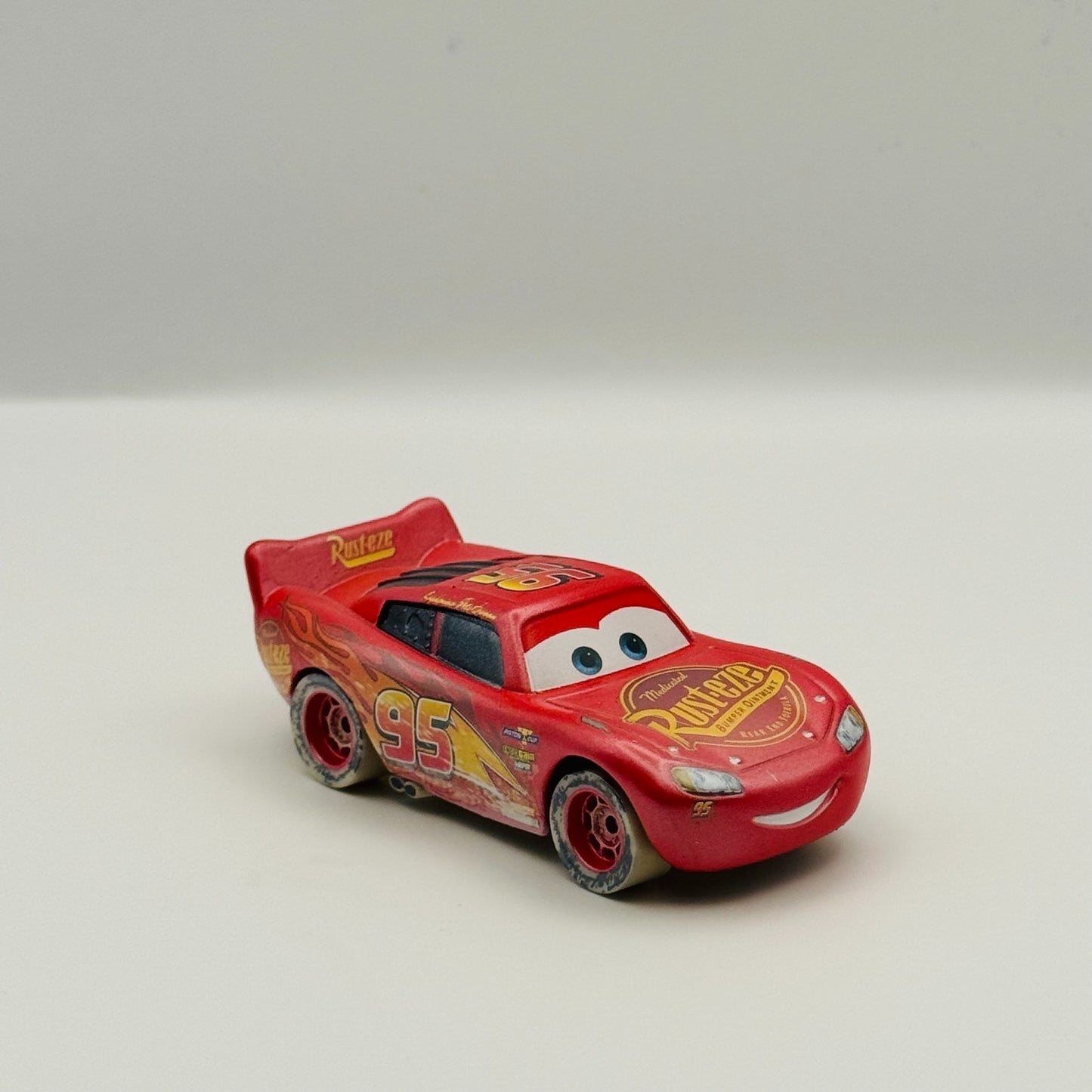 Disney Pixar Cars - FIREBALL BEACH RACERS LIGHTNING MCQUEEN - 1:55 Diecast