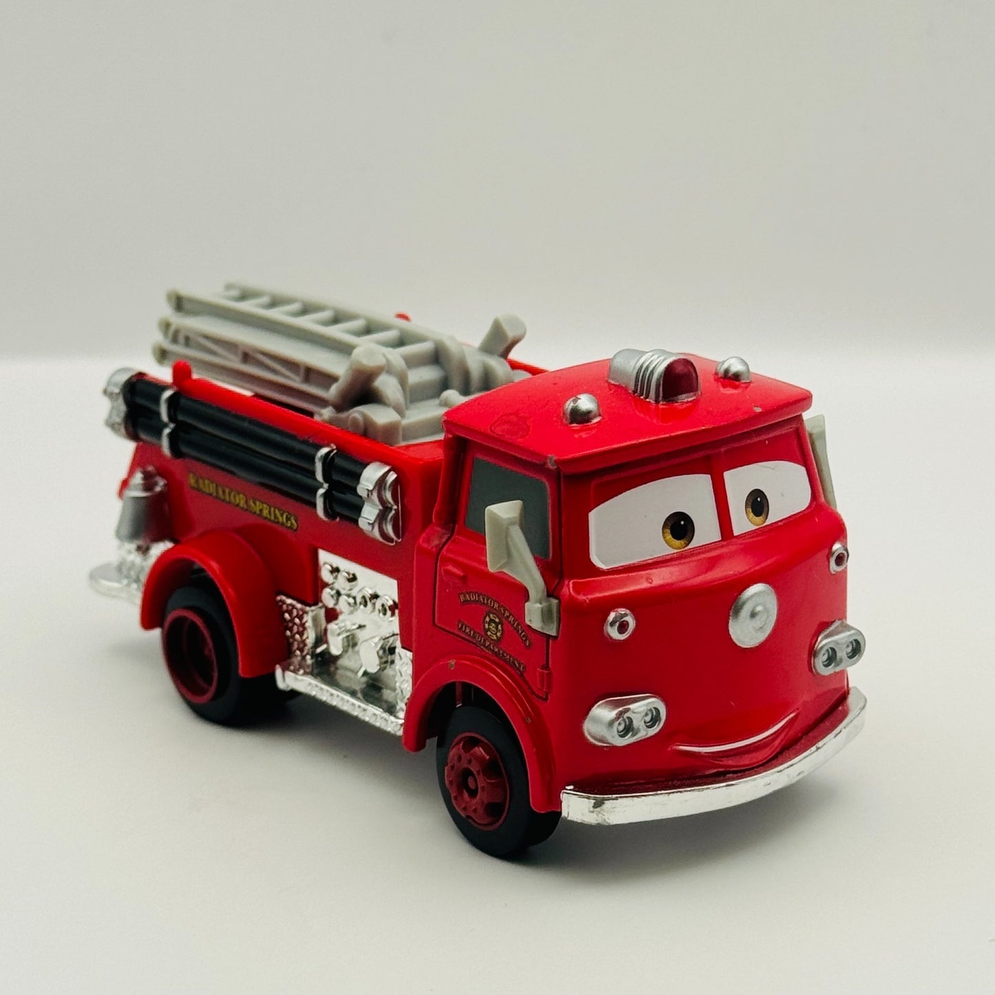 Disney Pixar Cars - RED FIRETRUCK DELUXE Cars 2 2011 - 1:55 Diecast
