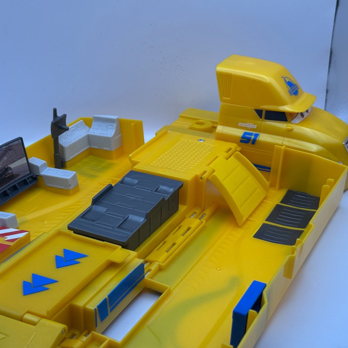 Disney Pixar Cars - LARGE TRANSFORMING DINOCO CRUZ RAMIREZ’S HAULER PLAYSET 1:55