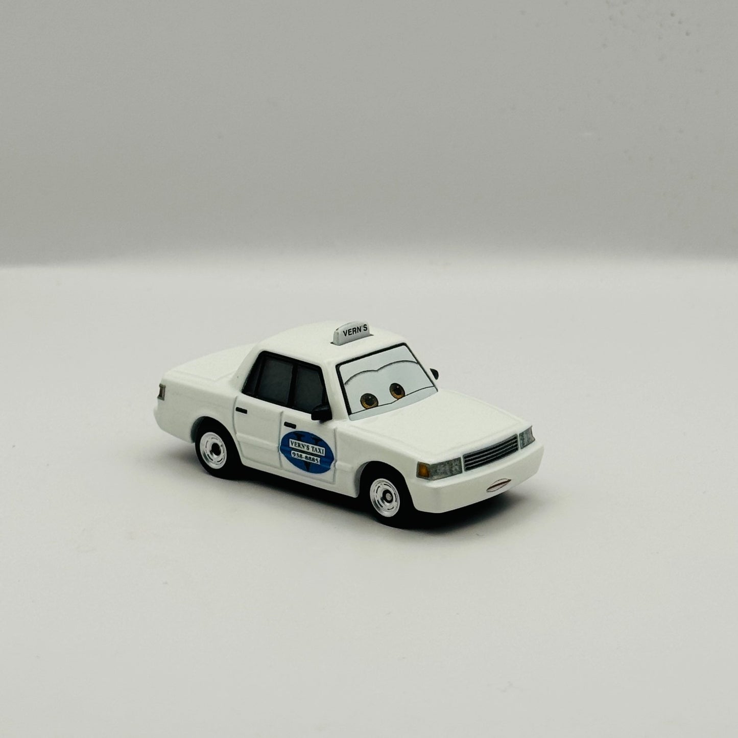 Disney Pixar Cars - REVNEY GRILLANTE Vern's Taxi Cars 2 - 1:55 Diecast
