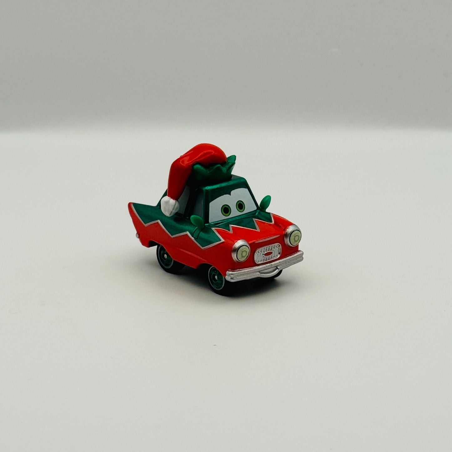 Disney Pixar Cars - CLUTCH KRINGLE SANTA ELF Mater Saves Christmas 1:55 Diecast