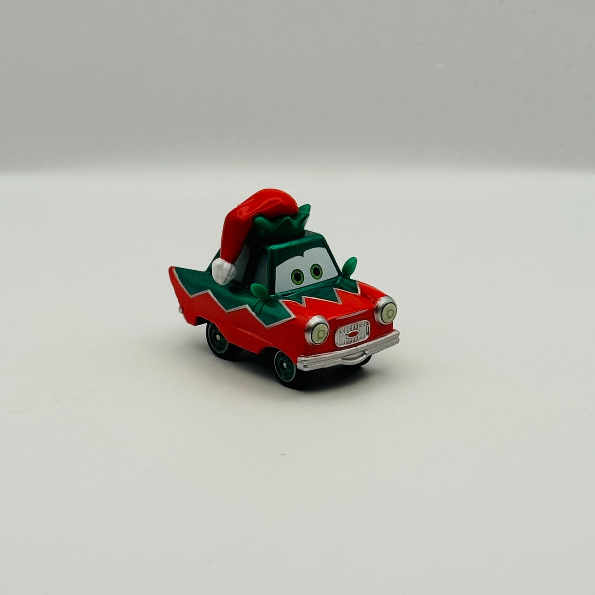 Disney Pixar Cars - CLUTCH KRINGLE SANTA ELF Mater Saves Christmas 1:55 Diecast