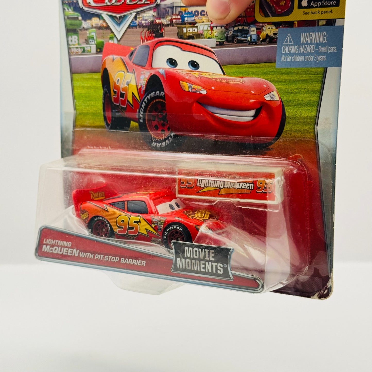 Disney Pixar Cars MOVIE MOMENTS MCQUEEN WITH PIT STOP BARRIER - 1:55 Diecast