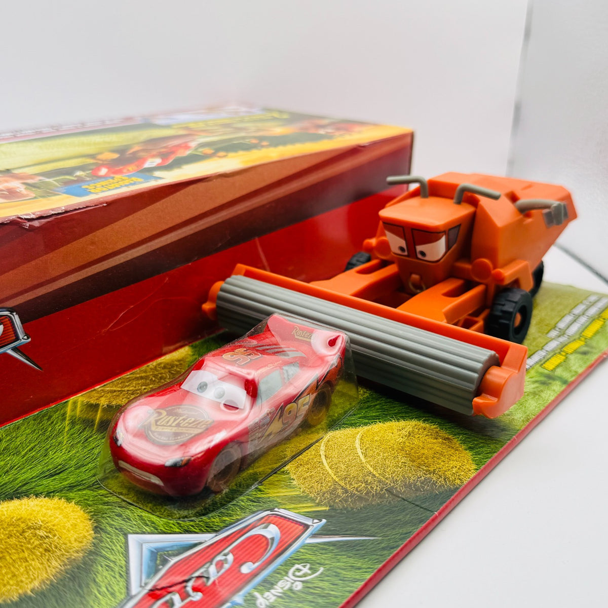 Disney Pixar Cars - TRACTOR TIPPING FRANK ESCAPE & STUNT PLAYSET - 1:55 Scale