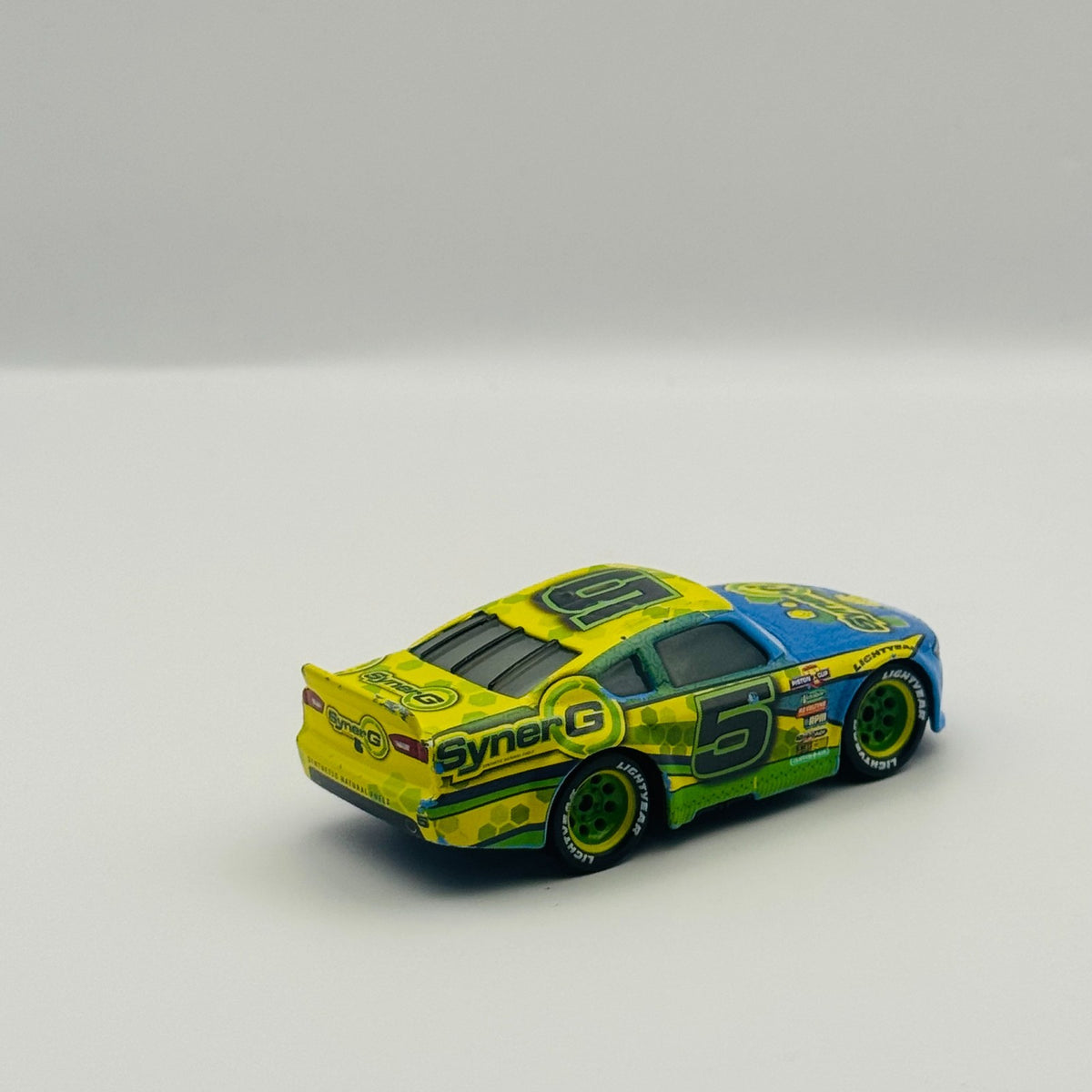 Disney Pixar Cars - LANE LOCKE SYNERG Veteran Racer 2017 - 1:55 Diecast