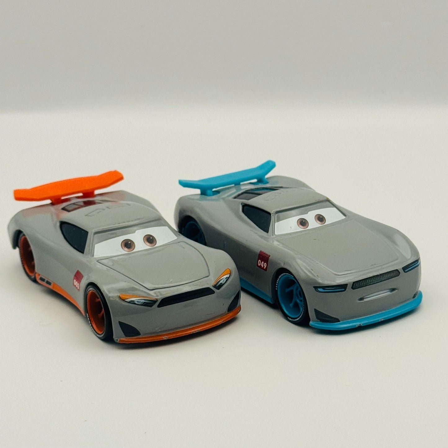 Disney Pixar Cars - GABRIEL & AIDEN ORANGE & BLUE TRAINEES RRC 2018 1:55 Diecast