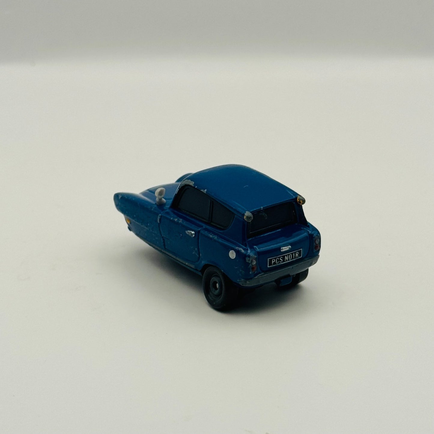 Disney Pixar Cars - TOMBER WITH OIL CAN Paris Espionage Cars 2 2011 1:55 Diecast