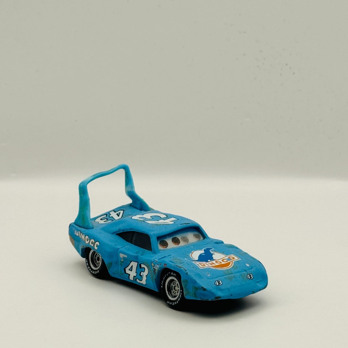 Disney Pixar Cars - LENTICULAR DAMAGED KING My Eyes Change 2010 - 1:55 Diecast
