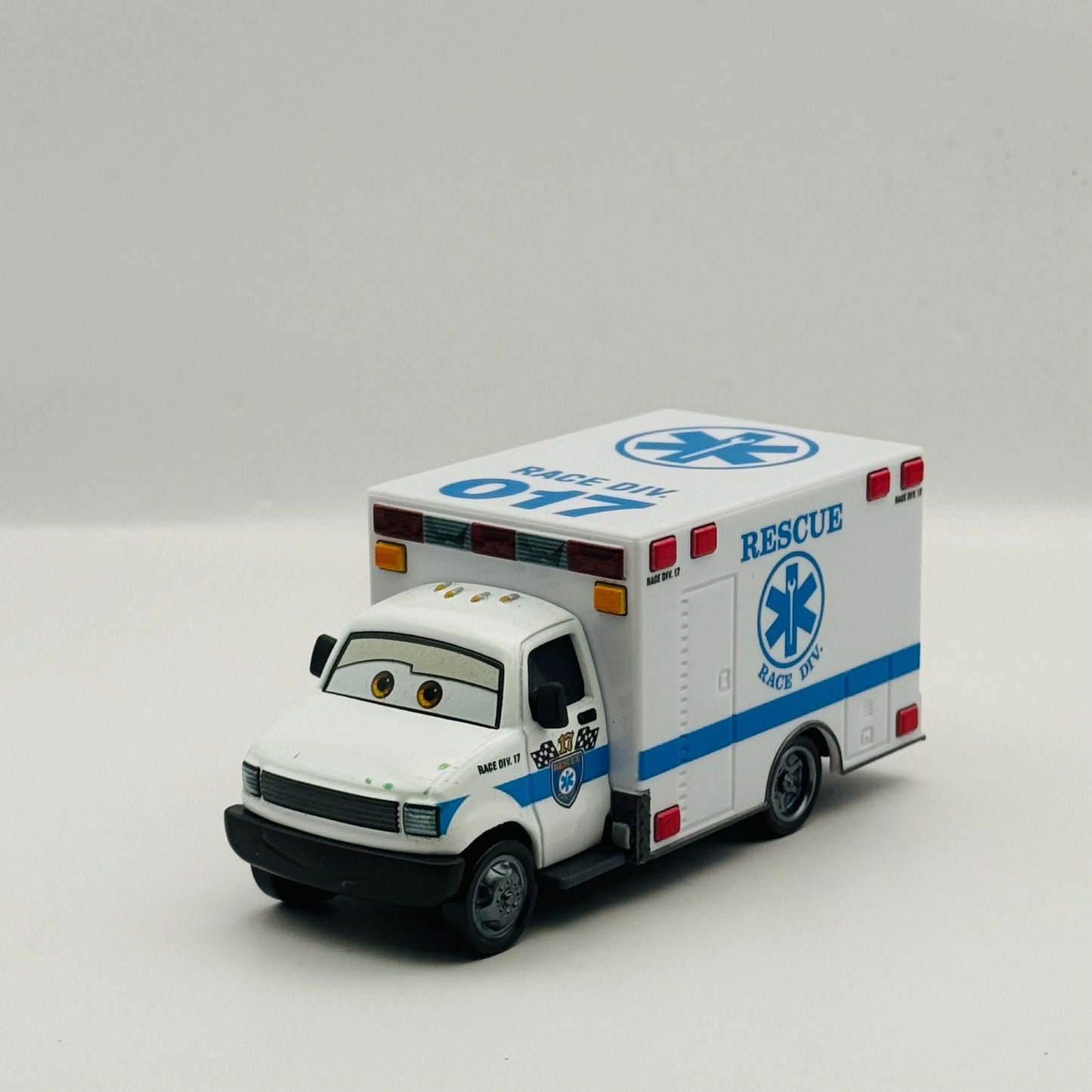 Disney Pixar Cars - MORGAN MARTINS AMBULANCE Cars 3 2026 - 1:55 Diecast