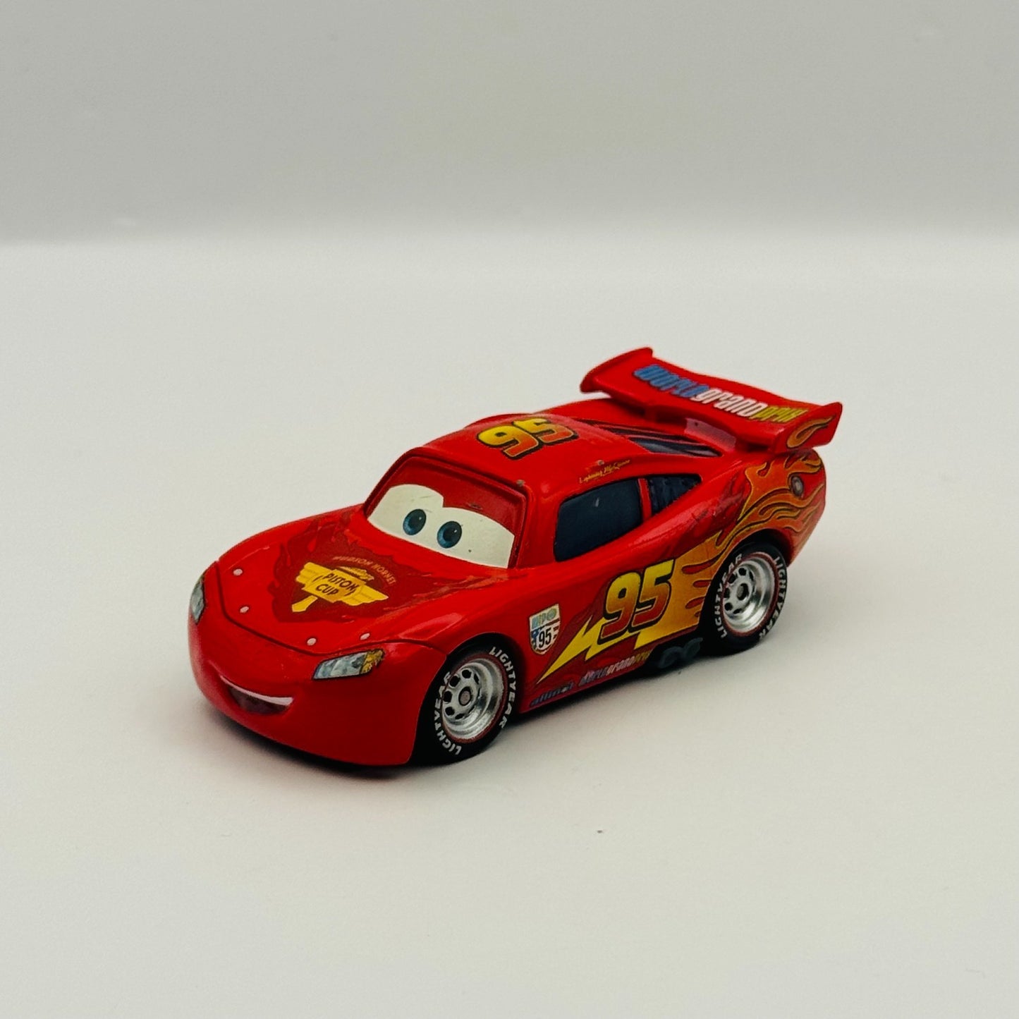 Disney Pixar Cars - LIGHTNING MCQUEEN WITH TRAVEL WHEELS Cars 2 - 1:55 Diecast