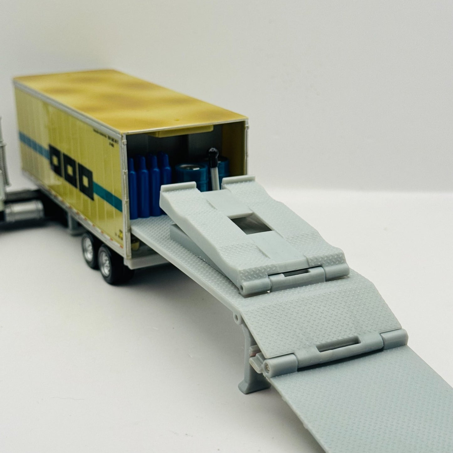 Disney Pixar Cars - BEN CRANKLESHAFT HAULER 2010 - 1:55 Diecast