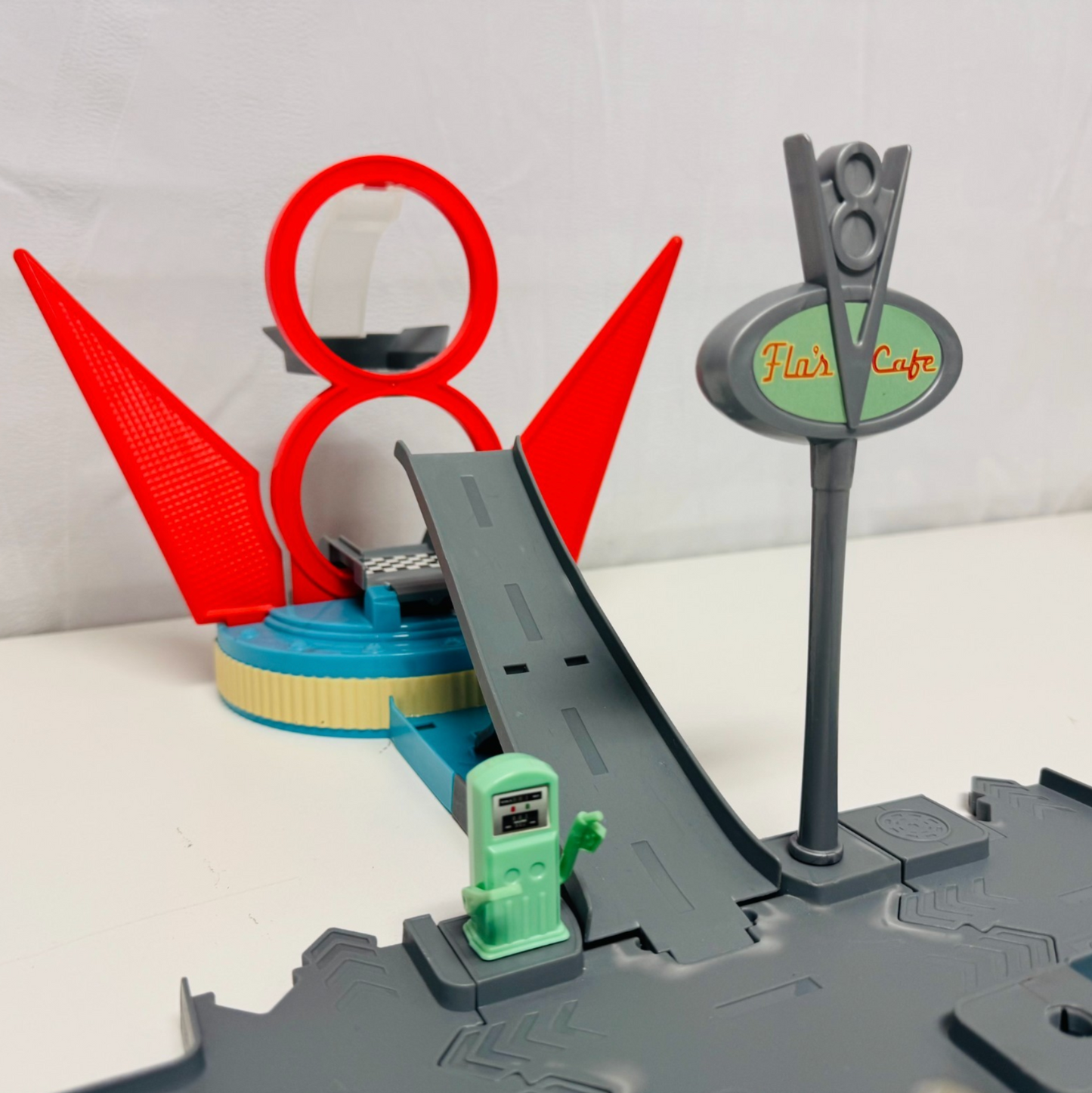 Disney Pixar Cars - STORY SETS JUMP & RACE FLO'S V8 CAFE PLAYSET 2016 1:55 Scale