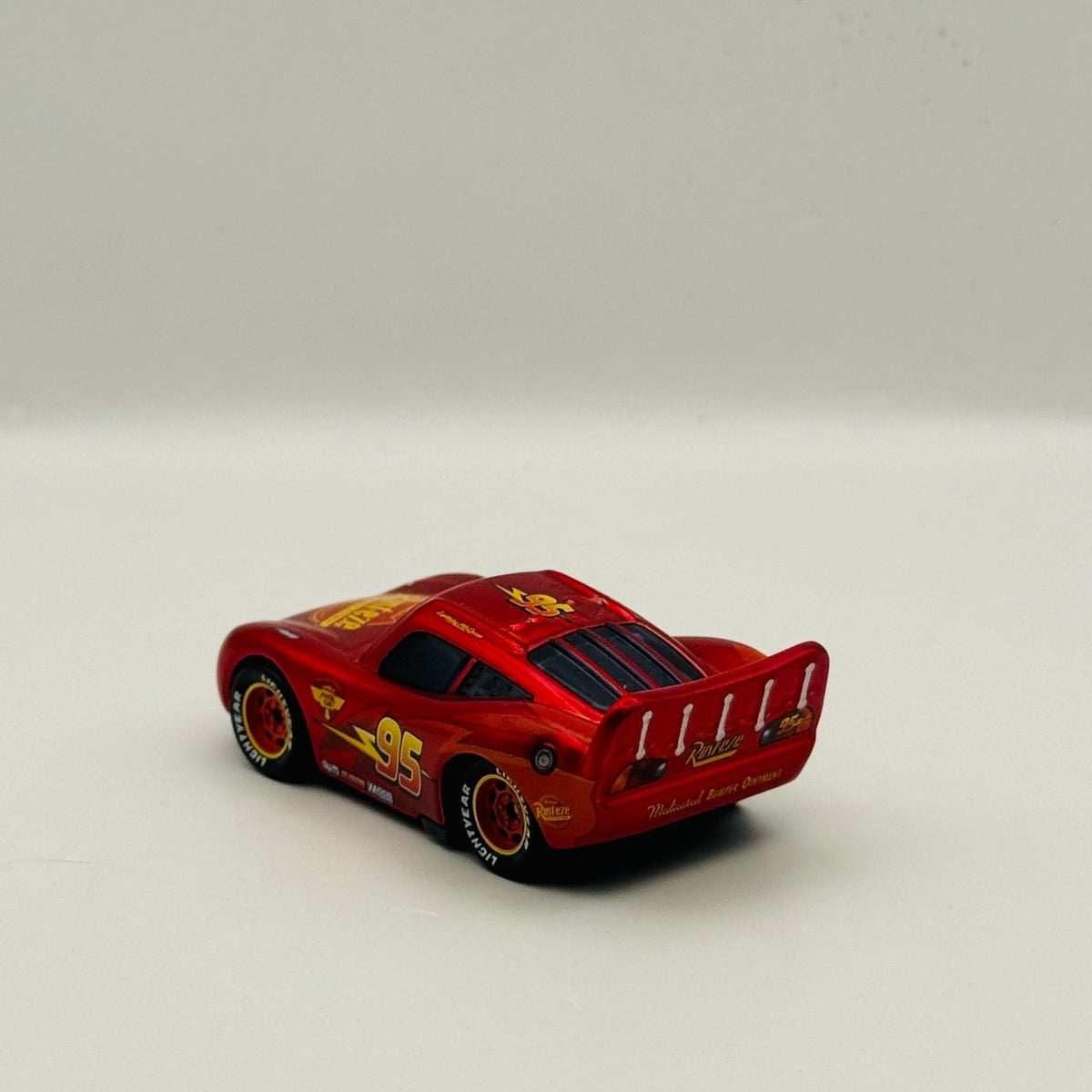 Disney Pixar Cars - ENCYCLOPEDIA EXCLUSIVE METALLIC MCQUEEN - 1:55 Diecast