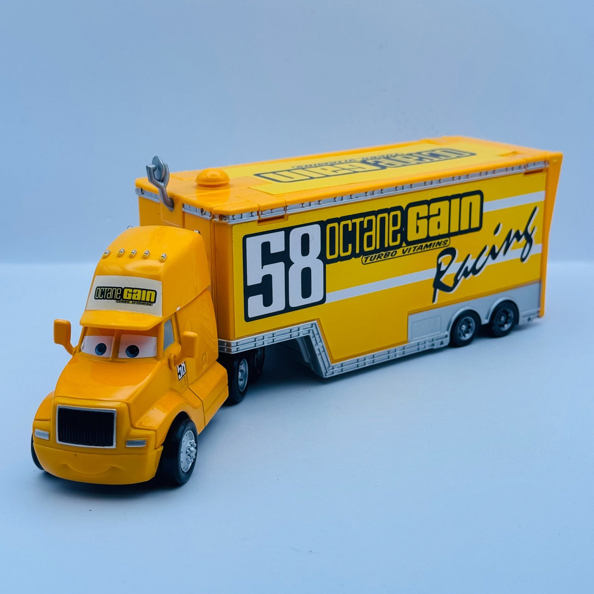 Disney Pixar Cars - OCTANE GAIN HAULER Truck & Trailer 2009 - 1:55 Diecast