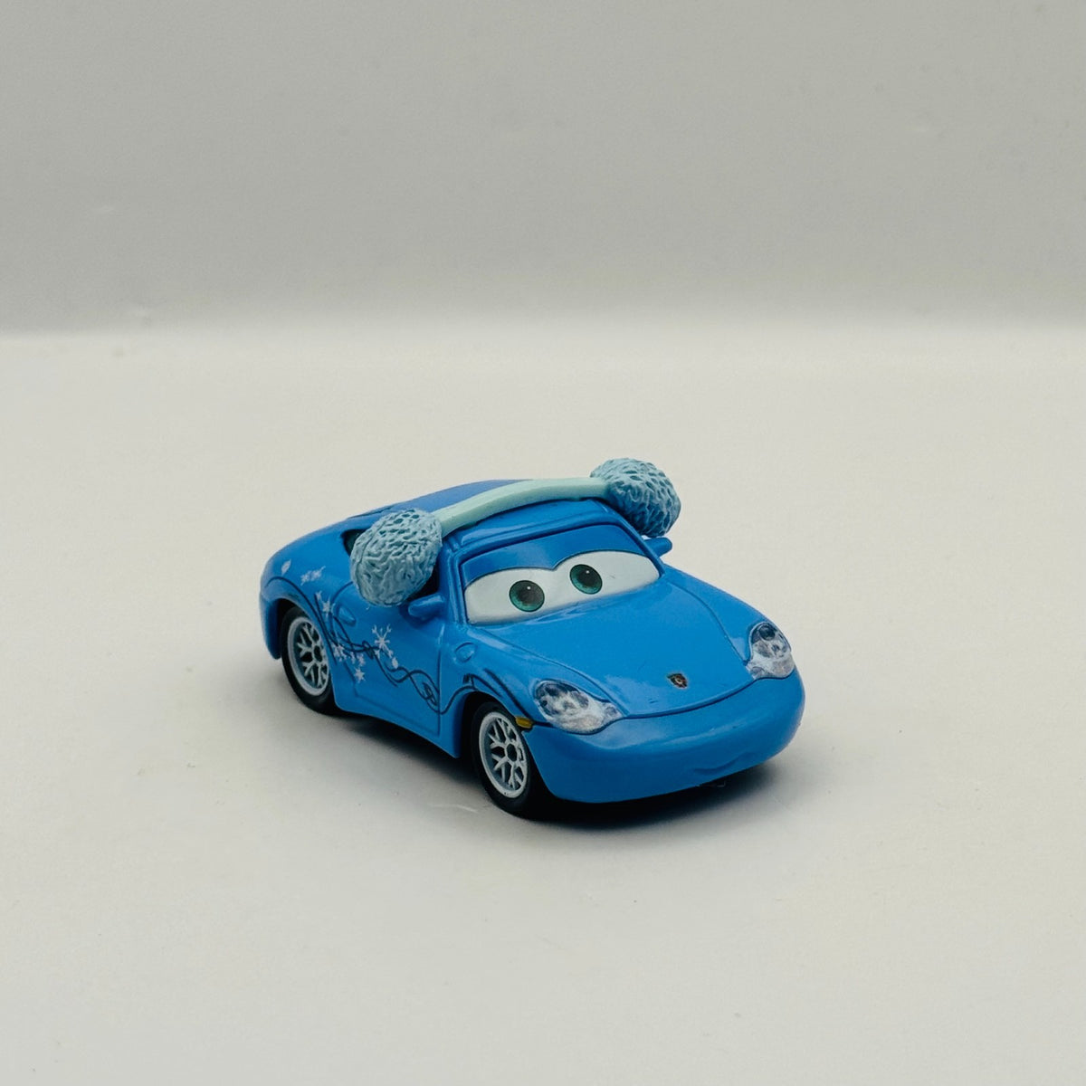 Disney Pixar Cars - WINTERTIME CRUISERS SNOW DAY SALLY Christmas - 1:55 Diecast