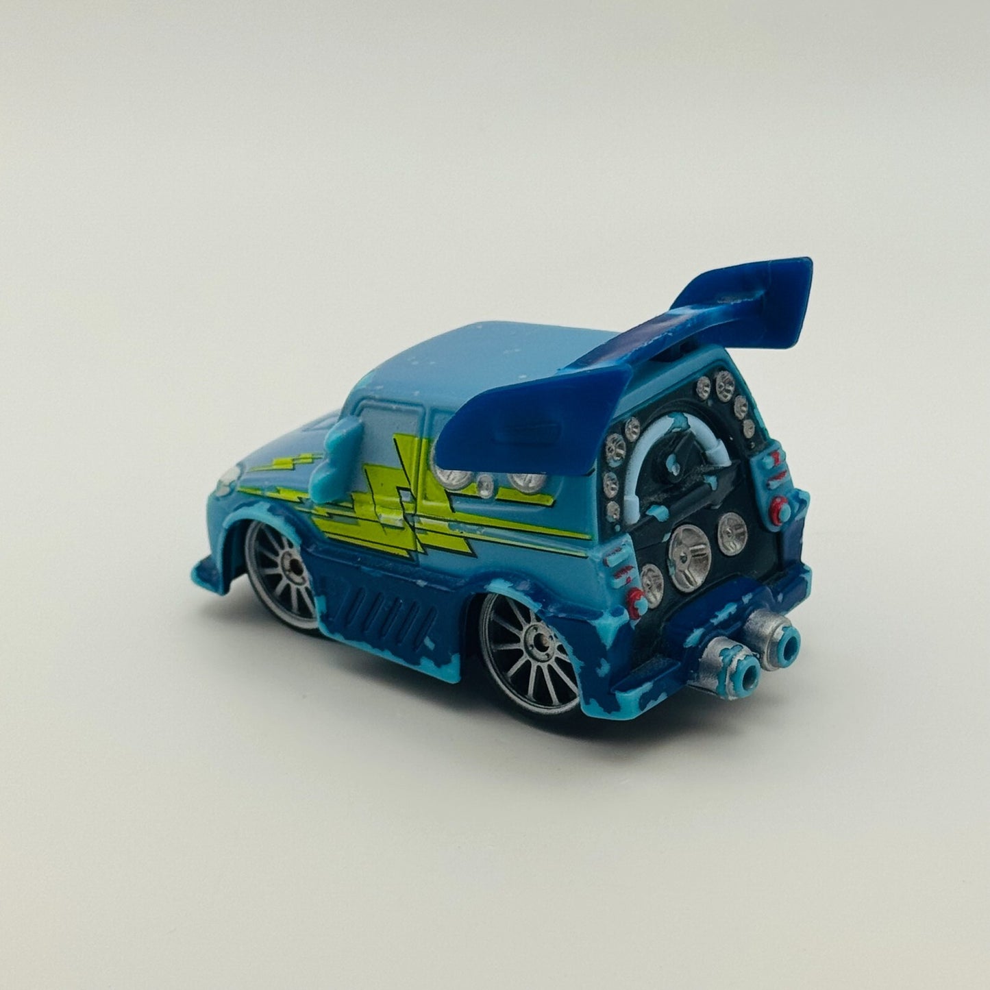 Disney Pixar Cars - COLOR CHANGERS DJ BLUE/ LIGHT BLUE 2010 - 1:55 Scale