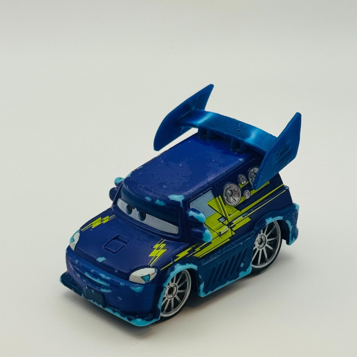 Disney Pixar Cars - COLOR CHANGERS DJ BLUE/ LIGHT BLUE 2010 - 1:55 Scale