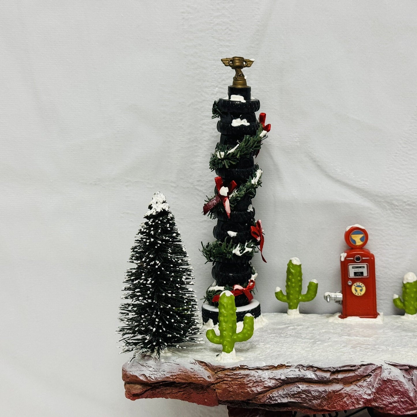 Disney Pixar Cars RADIATOR SPRINGS CHRISTMAS WALL DISPLAY SHELF - 1:55 Diorama