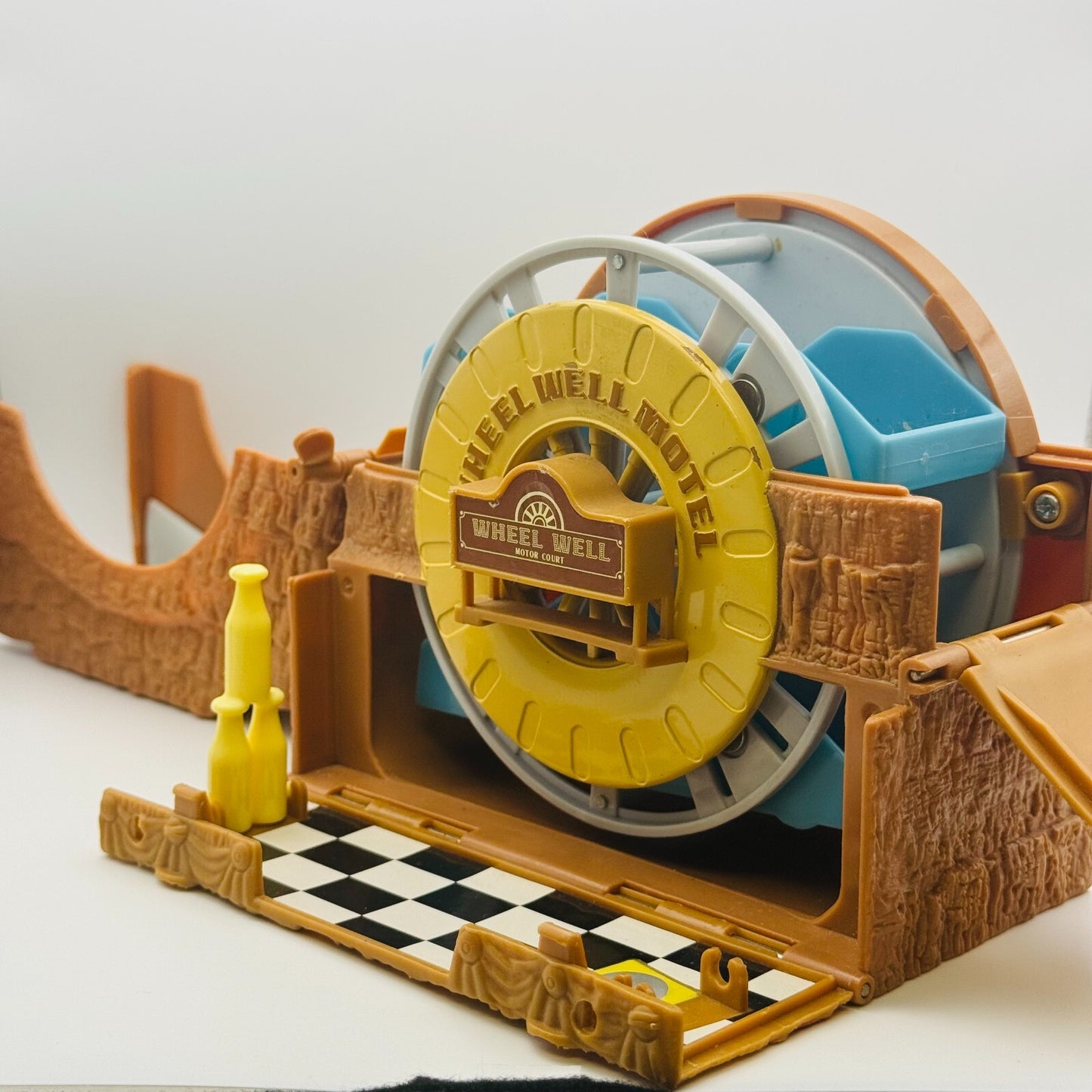 Disney Pixar Cars - Mini Adventures WHEEL WELL MOTEL SET Radiator Springs - RARE