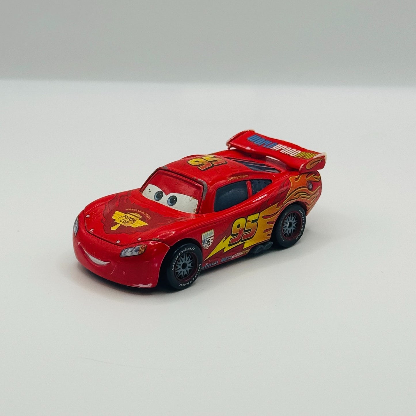 Disney Pixar Cars - WGP LIGHTNING MCQUEEN W/ RACING WHEELS Cars 2 - 1:55 Diecast