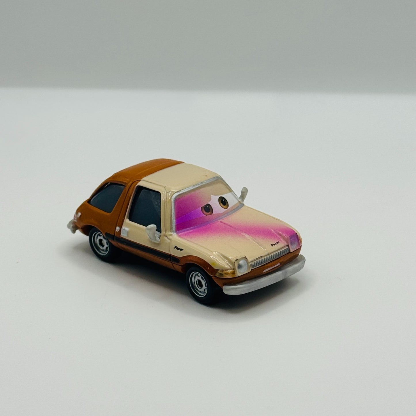 Disney Pixar Cars - TUBBS PACER WITH PAINT SPRAY 2013 - 1:55 Diecast