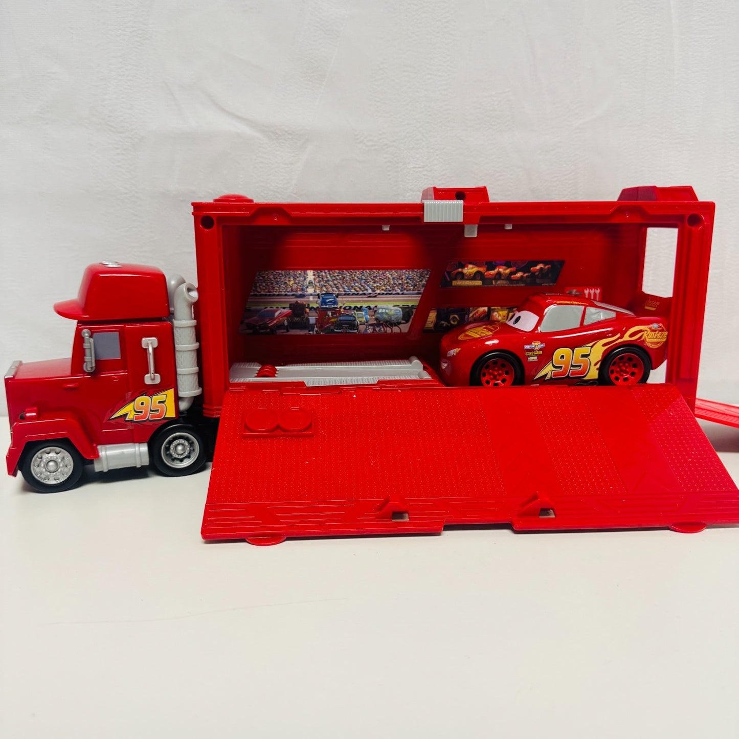 Disney Pixar Cars - TRACK TALKERS CHAT & HAUL MACK & LIGHTNING MCQUEEN Lights Up